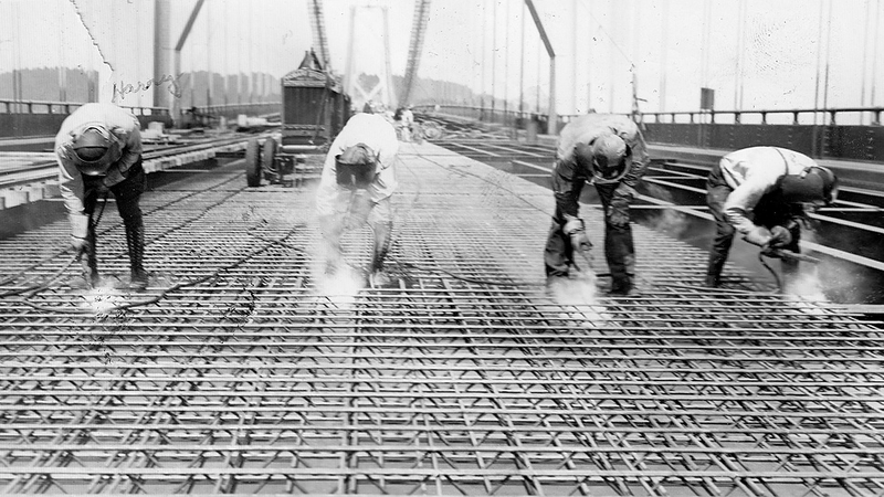 Illustration for article titled Photos of Famous Landmarks While They Were Still Under Construction